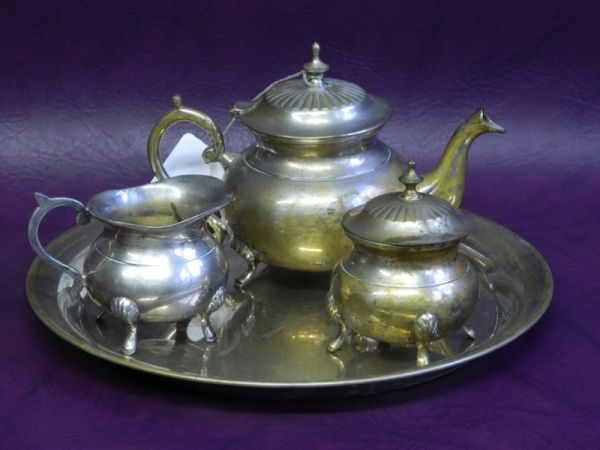 Teekanne, Zuckerdose, Milchkanne und Tablett