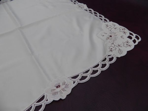 Tischdecke Blumenstickerei