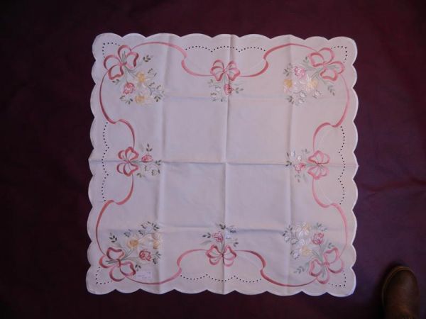 Tischdecke, Creme mit Blumenmuster