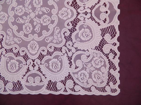 Tischdecke, Weiß mit ausgeschnittenem Muster