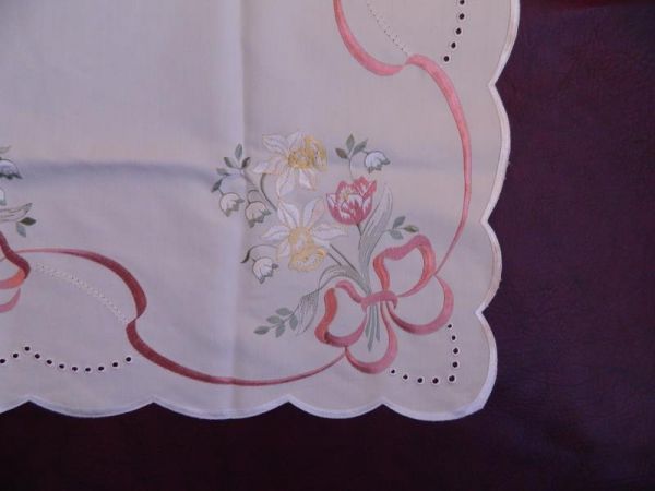 Tischdecke, Creme mit Blumenmuster