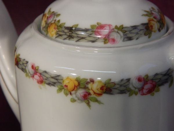 Teekanne und Milchkännchen