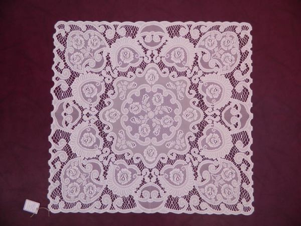 Tischdecke, Weiß mit ausgeschnittenem Muster