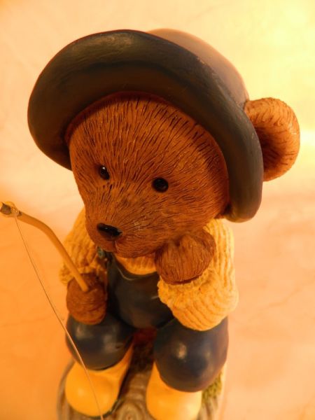 Figur Bär beim Angeln