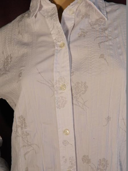 Bluse Weiss mit silber glitzerndem Blumenmuster Gr. 42
