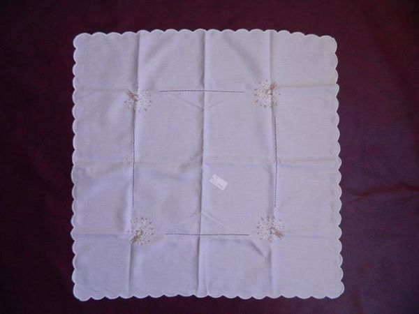 Tischdecke, Hellblau mit Blumenbestickung, Quadratisch