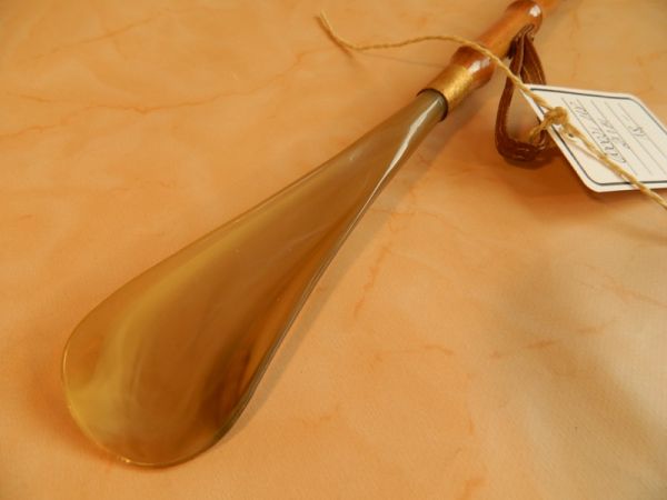 Schuhanzieher mit Kratzhand aus Horn