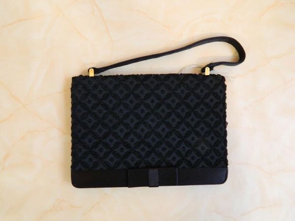 Clutch Schwarz mit Stickmuster