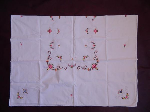 Tischdecke, Weiß mit Blumenbestickung