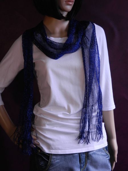 Netz-Schal mit blauem Glitzer-Garn