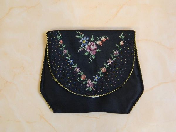 Clutch Schwarz mit Blumenmuster
