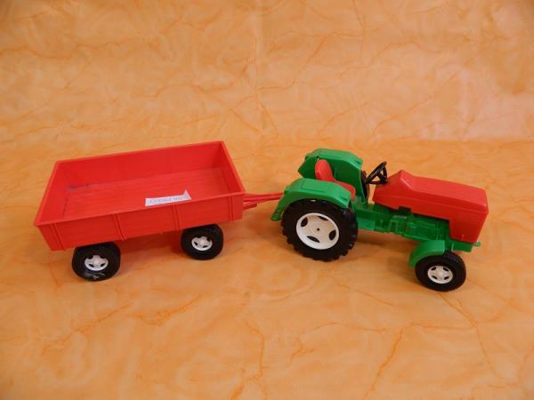 Traktor mit Anhänger mit Band zum Ziehen