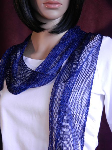 Netz-Schal mit blauem Glitzer-Garn