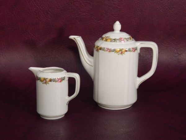 Teekanne und Milchkännchen