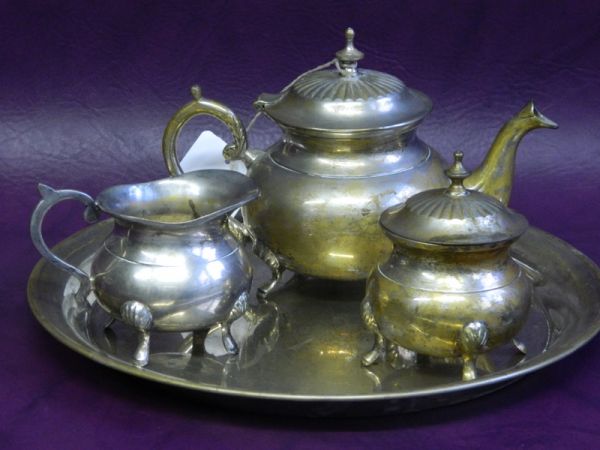 Teekanne, Zuckerdose, Milchkanne und Tablett