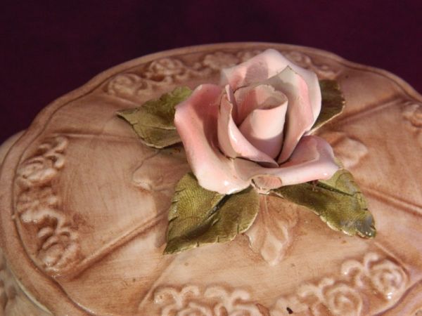 Porzellandose auf Füssen