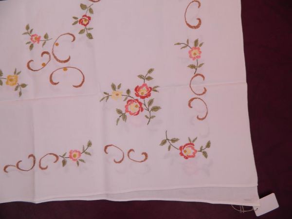 Tischdecke, Weiß mit Blumenverzierung