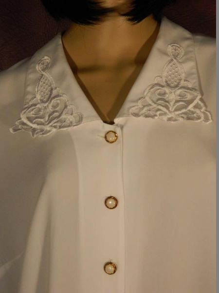 Bluse Weiss mit Stickmuster Gr. 46