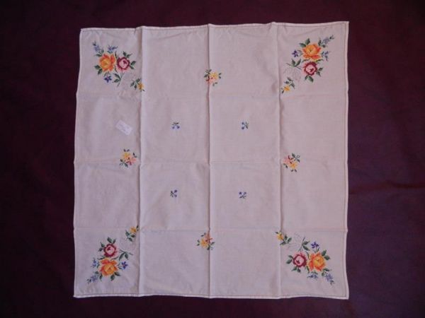 Tischdecke, Créme mit Blumenbestickung