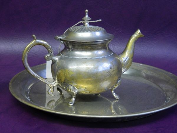 Teekanne, Zuckerdose, Milchkanne und Tablett