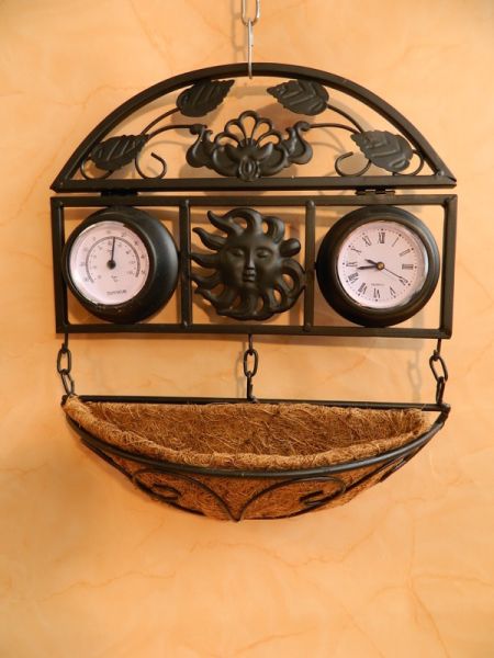 Uhr mit Temperatur-Anzeige und hängendem Korb