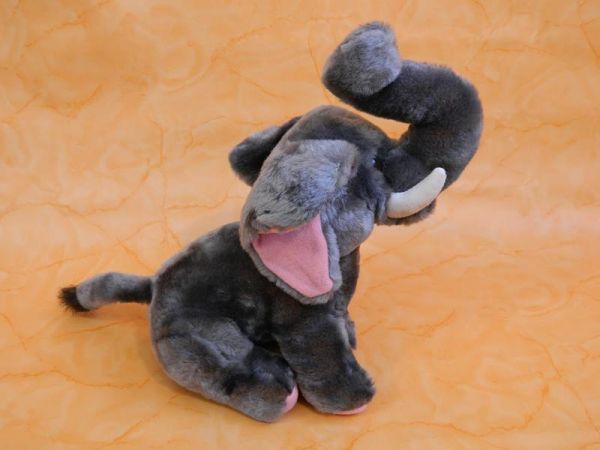 Stofftier Elefant grau