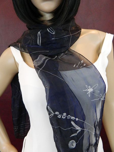 Blaues Halstuch mit Frühlingsmotiven