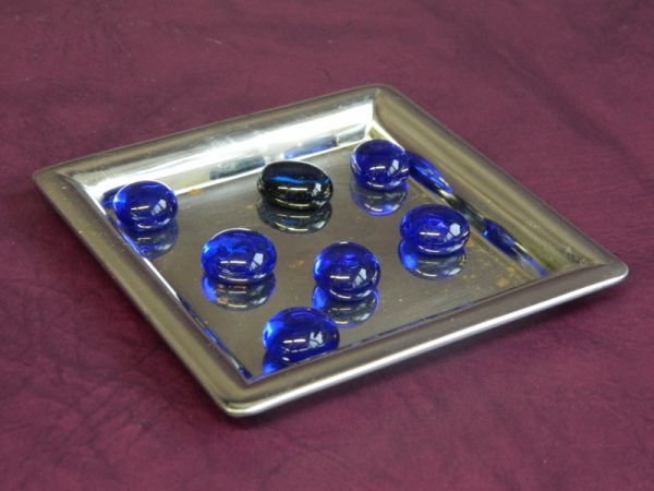 Schale mit Glassteinen