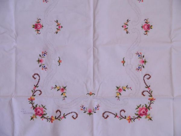 Tischdecke, Weiß mit Blumenbestickung