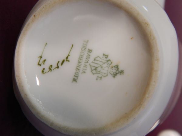 Teekanne und Milchkännchen