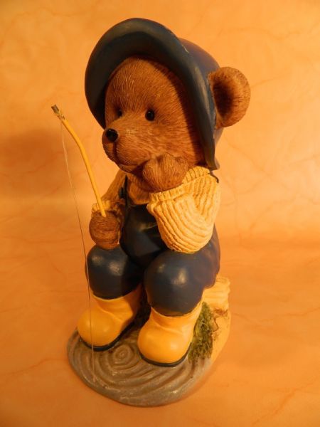 Figur Bär beim Angeln