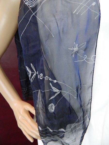 Blaues Halstuch mit Frühlingsmotiven