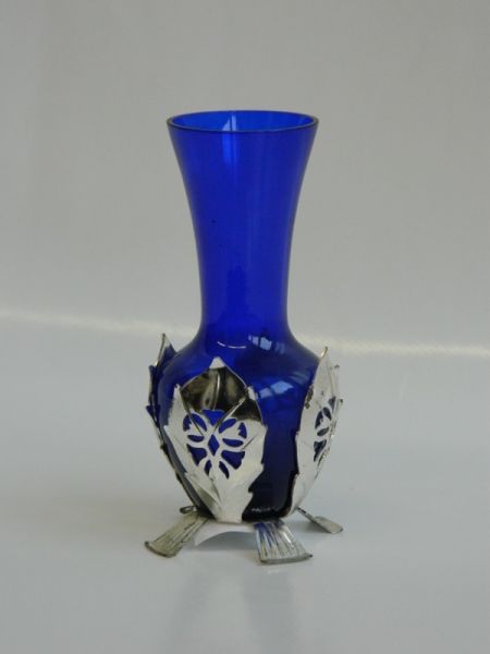 Vase, blaues Glas im Metallfuss