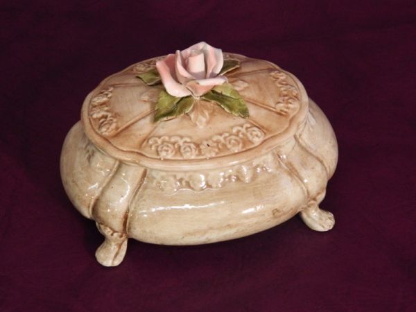 Porzellandose auf Füssen