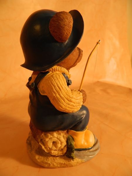 Figur Bär beim Angeln