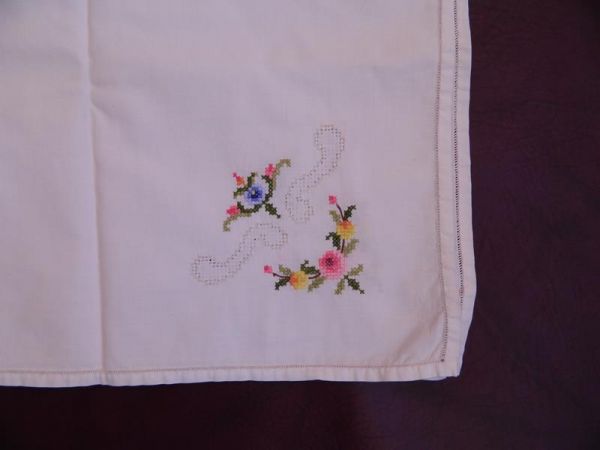 Tischdecke, Weiß mit Blumenbestickung