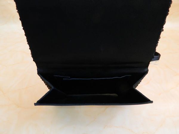 Clutch Schwarz mit Stickmuster