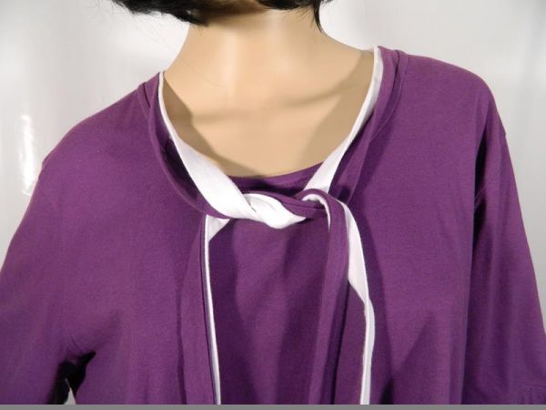 Lila Sweatshirt mit weißen Details Gr. 48