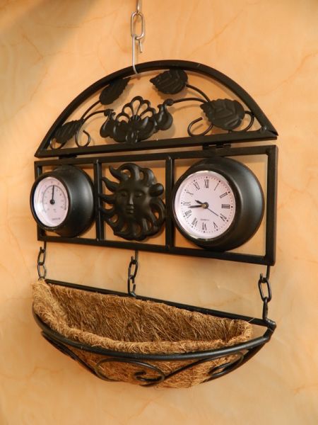 Uhr mit Temperatur-Anzeige und hängendem Korb
