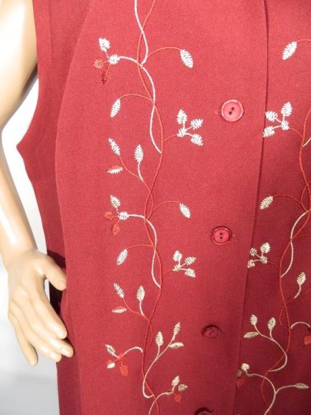 Ärmellose Bluse Rot mit Stickverzierung Gr. 48