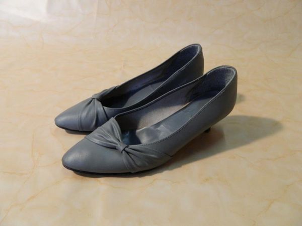 Modena Pumps grau mit Schleife Gr. 40