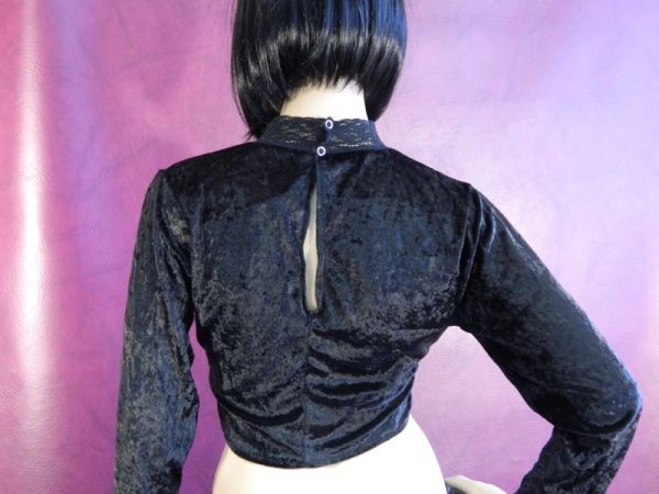 Kurzes Langarm-Shirt, Samt/Spitze Gr. S