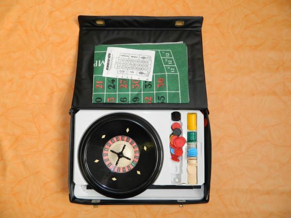 Roulette-Spiel in schwarzem Koffer