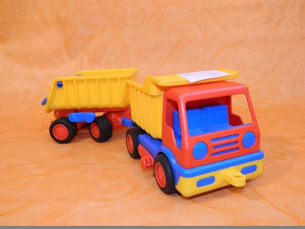 Spielzeug-Laster mit Anhänger