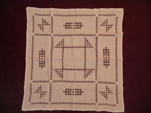 Tischdecke, Weiß mit ausgeschnittenem Muster