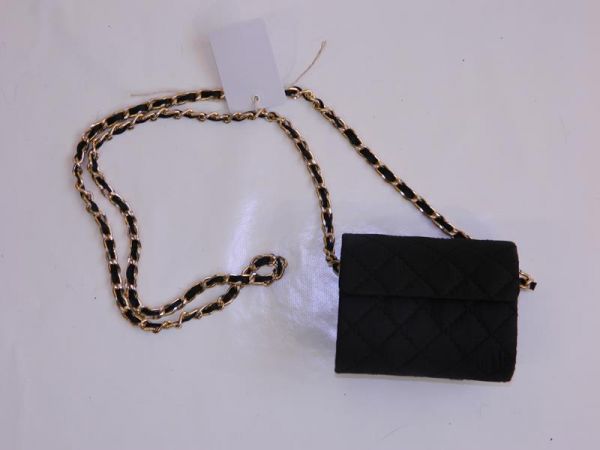 Umhängetasche Schwarz mit Goldkette