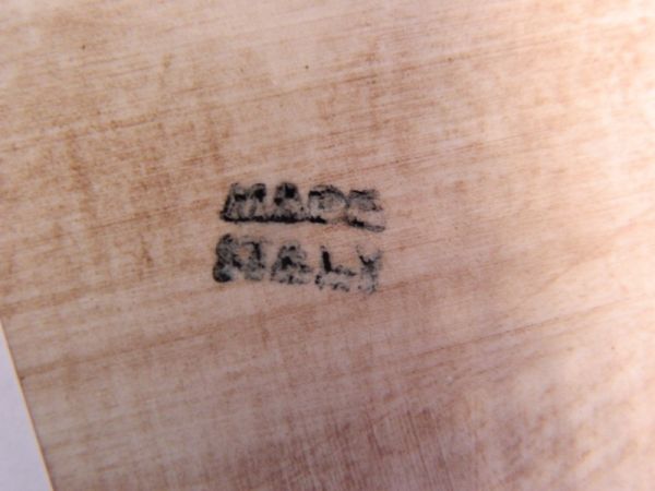 Porzellandose auf Füssen