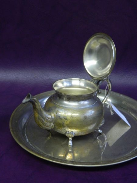 Teekanne, Zuckerdose, Milchkanne und Tablett