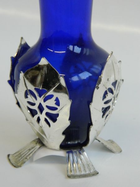 Vase, blaues Glas im Metallfuss