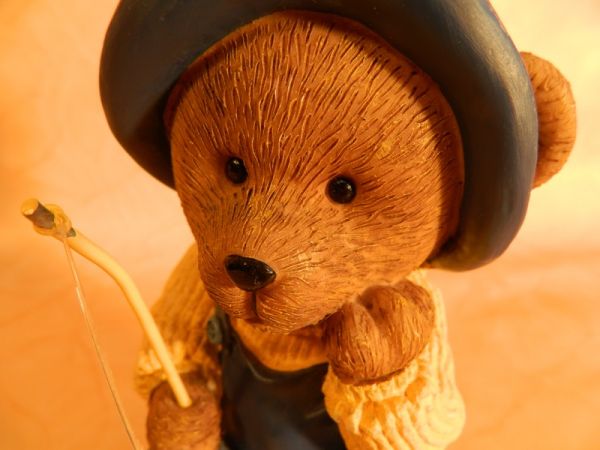 Figur Bär beim Angeln
